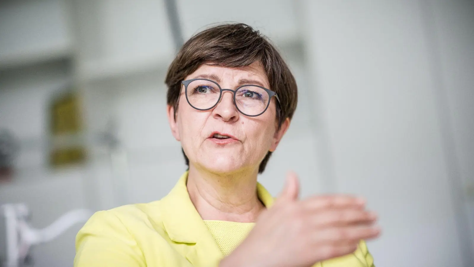 „Natürlich liegen auch Gefahren darin, wie in allen Technologien“, sagt SPD-Chefin Saskia Esken über Künstliche Intelligenz. (Foto: Michael Kappeler/dpa)