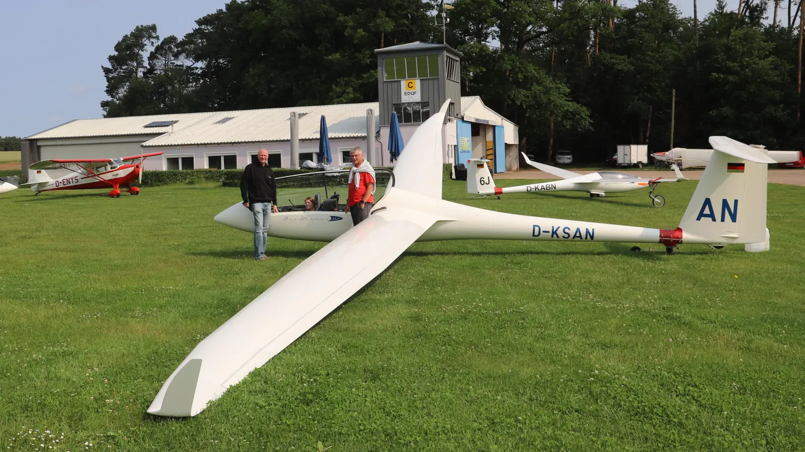 Der Flugplatz ist Schauplatz des Fliegerfests. In der Flugwoche trafen hier dieses Jahr Pressebeauftragter Thomas Schwanitz (links), Flugschülerin Ronja Schnell und Schriftführer Robert Bögelein aufeinander. (Archivbild: Oliver Herbst)