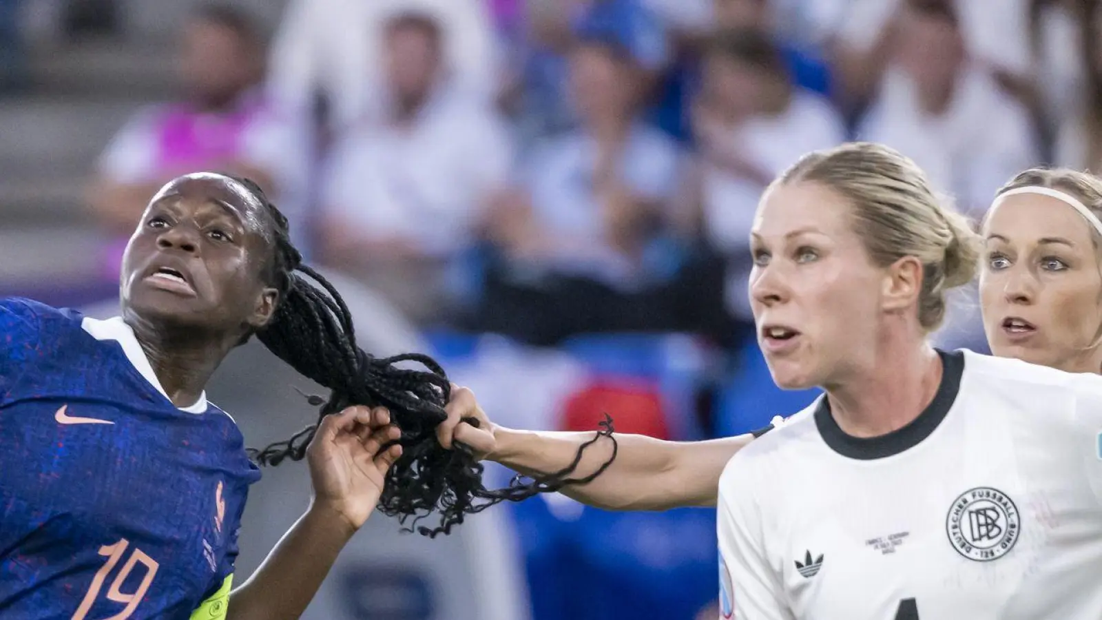 Eine der Szenen des Spiels: Verteidigerin Kathrin Hendrich (r) zieht Frankreichs Griedge Mbock Bathy (l) am Zopf und sieht dafür Rot. (Foto: Georgios Kefalas/KEYSTONE/dpa)