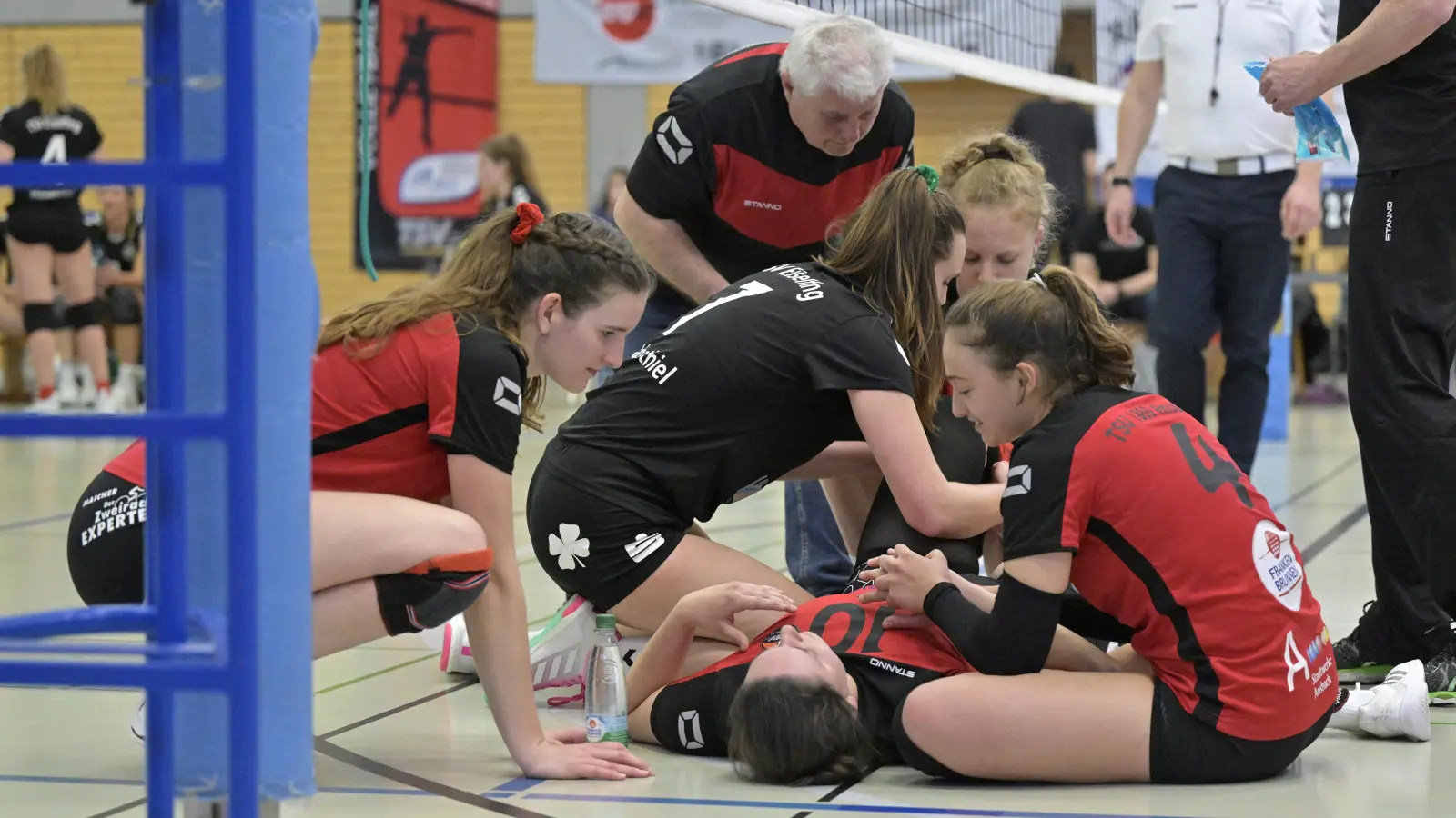 Nach der schweren Verletzung im Saisonfinale beendet Emilia Prib (am Boden) ihre Karriere. Hier spendet unter anderem Sophia Botsch (rechts) Trost. (Foto: Martin Rügner)