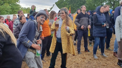 Gut gelaunte Fans, feuchte Wiesen und viel Musik: Beim Weinturm Open Air wird bis zum Sonntag gefeiert. (Foto: Anna Franck)