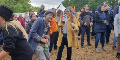 Gut gelaunte Fans, feuchte Wiesen und viel Musik: Beim Weinturm Open Air wird bis zum Sonntag gefeiert. (Foto: Anna Franck)