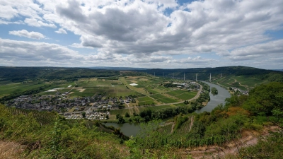 Blick auf die Mosel bei Ürzig. Die große Hitze bleibt in den kommenden Tagen aus.  (Foto: Harald Tittel/dpa)