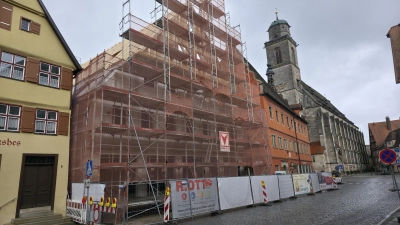Der Giebel des Ersatzneubaus in der Dinkelsbühler Altstadt ist aufgerichtet. Das Projekt wird begleitet von kritischen Nachfragen im Bauausschuss.  (Foto: Markus Weinzierl)