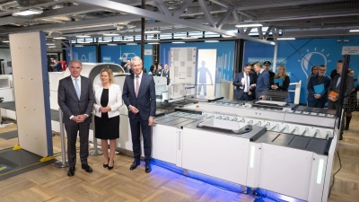 Lufthansa-Chef Carsten Spohr (l-r), Bundesinnenministerin Nancy Faeser (SPD) und Stefan Schulte, Vorstandsvorsitzender der Fraport AG, stellen die modernen CT-Scannern am Flughafen Frankfurt vor. (Foto: Sebastian Gollnow/dpa)