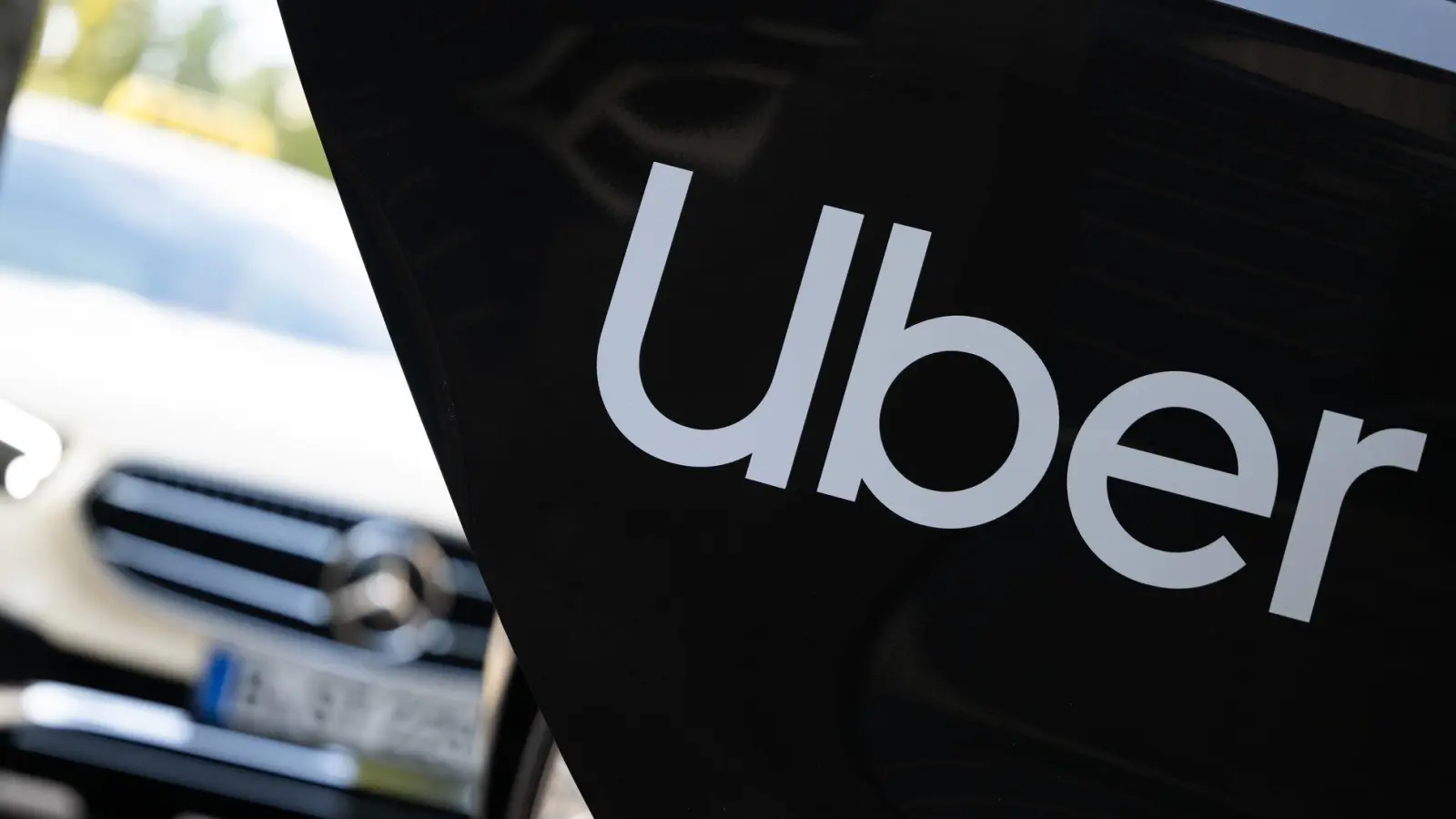 Uber-Fahrten mussten sich in München zuletzt am Taxipreis orientieren. (Archivbild)  (Foto: Sebastian Gollnow/dpa)