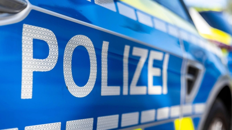 Bei einem Unfall auf der A6 erlitt eine Frau einen Schock. (Symbolbild: David Inderlied/dpa)