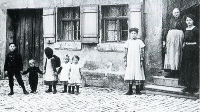 Kinder stehen auf der Schloßstraße vor der Braunschen Wirtschaft (Anwesen Nummer 27). Die Aufnahme stammt aus dem Jahr 1920, als sich die Nachrichten vom schlechten Ernährungszustand der Kinder häufen. (Repro: Alexander Biernoth)