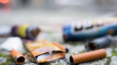 Eine heftige Exlosion sorgte am Montagabend auf einem Ansbacher Parkdeck für einen Polizeieinsatz. Die Ermittlungen dauern an. (Symbolbild: Sebastian Gollnow/dpa)