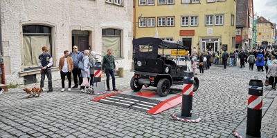 Die Einfahrsperre ArmisOne samt flankierenden Pollern, den Oktablocks, war zum Beispiel – wie hier zu sehen – in der Oberen Schmiedgasse aufgebaut. Die Sperren waren außerdem in der Galgengasse sowie im Galgentor selbst und am Kirchplatz im Einsatz. (Foto: Jürgen Binder)