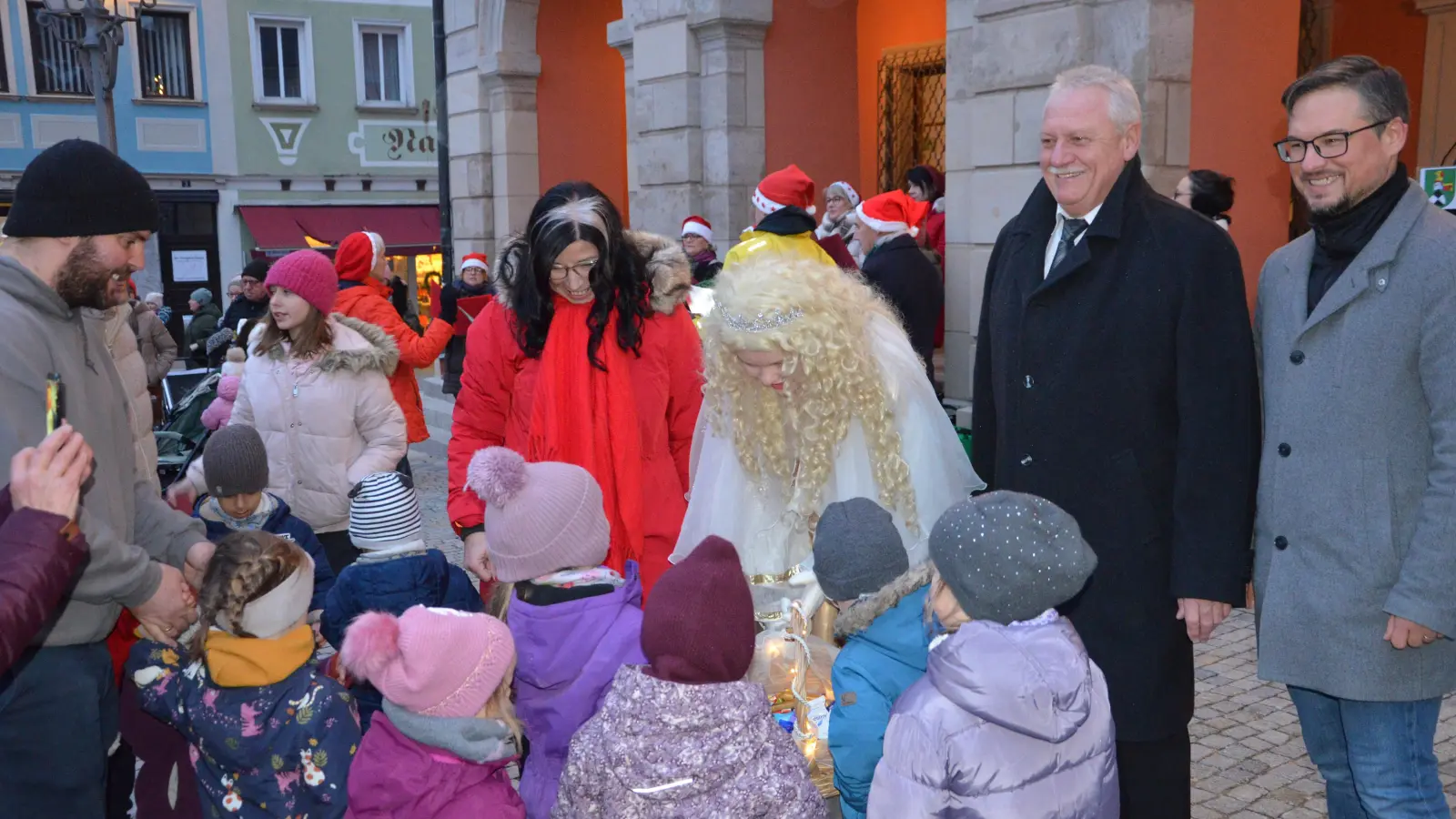 Es ist wieder so weit: Am Freitag wurde der Neustädter Weihnachtmarkt feierlich von Neustadts Bürgermeister, Klaus Meier und dem Christkind Jule eröffnet. Das Christkind verteilte Süßigkeiten an die Kinder. (Foto: Christa Frühwald)