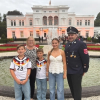 Jürgen Bär mit Tochter Hannah, seinen Söhnen Kai und Jan sowie Ehefrau Elke im Park der Villa Hammerschmidt in Bonn. (Foto: privat)