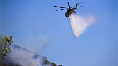 Der Wind ist so stark, dass die Löschflugzeuge und -hubschrauber die Löscharbeiten einstellen mussten. (Archivbild) (Foto: Michael Varaklas/AP/dpa)
