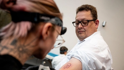 Stefan Schwartze lässt sich ein Organspende-Tattoo stechen. (Foto: Fabian Sommer/dpa)