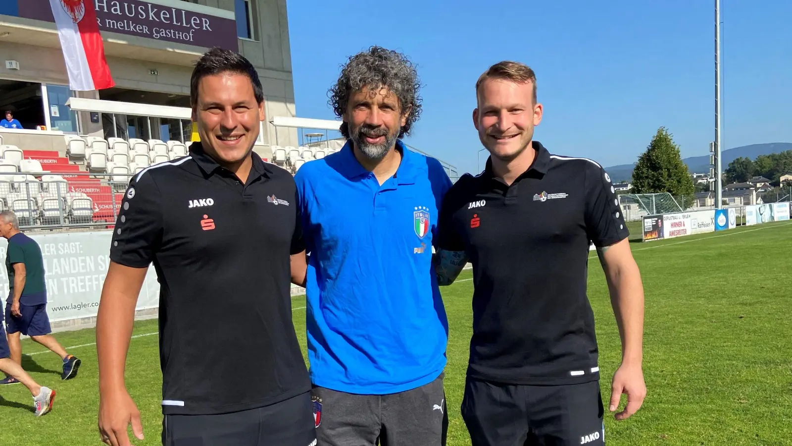 Die fußballbegeisterten Bürgermeister Tobias Strauß (links) und Simon Göttfert (rechts) rahmen ihren Veroneser Kollegen Damiano Tommasi ein. Er war Nationalspieler, und alle drei waren jetzt beim Alpencup aktiv. (Foto: privat)