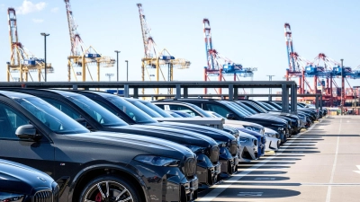 Neuwagen werden im Hafen von Bremerhaven auf Schiffe verladen. (Archivbild)  (Foto: Sina Schuldt/dpa)