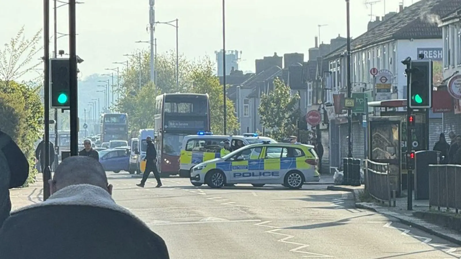 Einsatzkräfte sind im Nordosten Londons nach dem Angriff mit einem Schwert im Einsatz. (Foto: Peter Kingdom/PA Media/dpa)