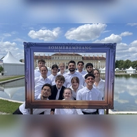 Vor herrlicher Kulisse im Park des Neuen Schlosses Schleißheim durften die Schülerinnen und Schüler des BSZ ihre Fähigkeiten im Service unter Beweis stellen. (Foto: Elke Federhofer)