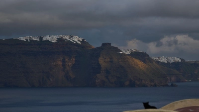 Santorini kommt nicht zur Ruhe. (Archivbild) (Foto: Petros Giannakouris/AP/dpa)