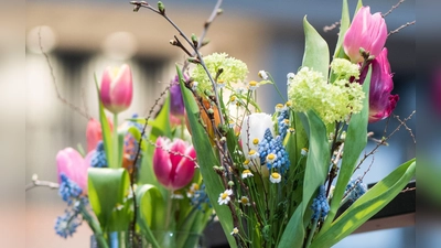 Ein bunter Frühlingsstrauß bringt frische Farben ins Zuhause und sorgt für Osterstimmung. (Foto: Franziska Gabbert/dpa-tmn)
