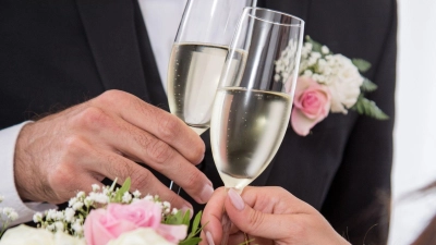 Erst der Sektempfang, dann die Hochzeitstorte, später die Festtafel: Eine Hochzeit wird schnell teuer. Ist da die Lösung, die Gäste zur Kasse zu bitten? (Foto: Christin Klose/dpa-tmn/dpa)