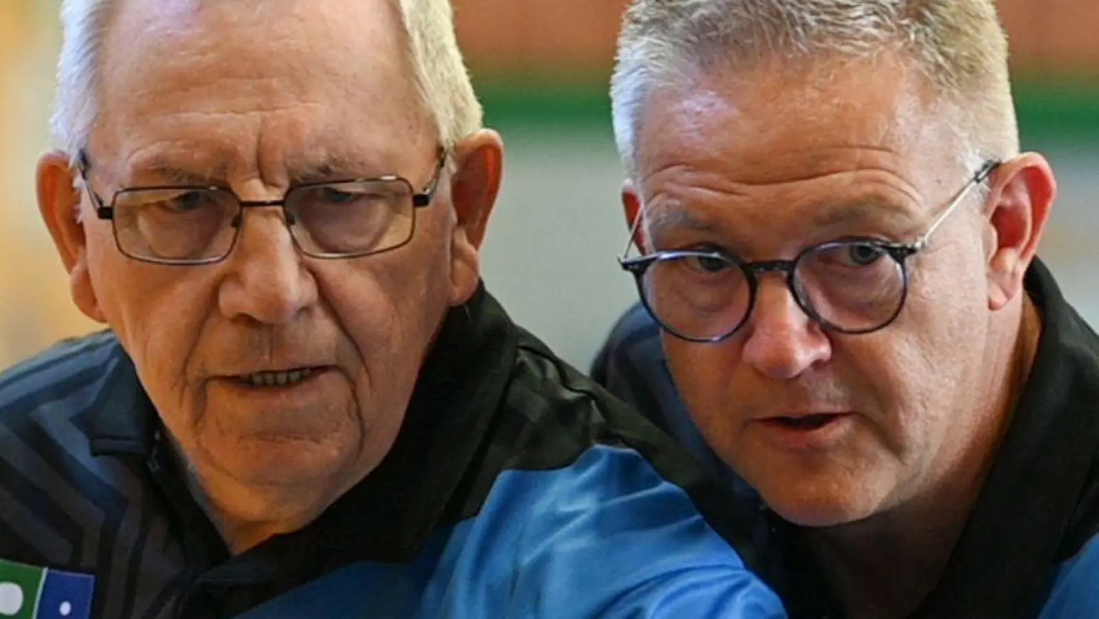 Tischtennis-Training mit Parkinson-Patienten: Sven Hinrichs (r) vom Verein PingPongParkinson in Warsingsfehn.  (Foto: Lars Penning/dpa)