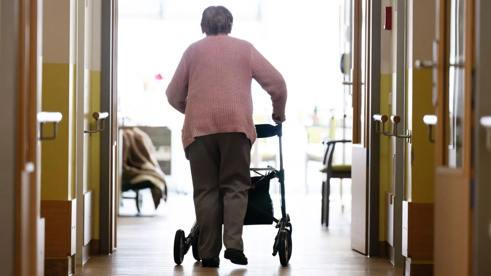 Pflegebedürftige müssen immer mehr fürs Heim bezahlen. (Archivbild) (Foto: Sebastian Kahnert/dpa)