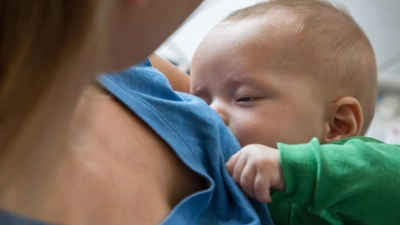 Stillen erfordert einen besonderen Schutz von Mutter und Kind. (Foto: Christin Klose/dpa-tmn)