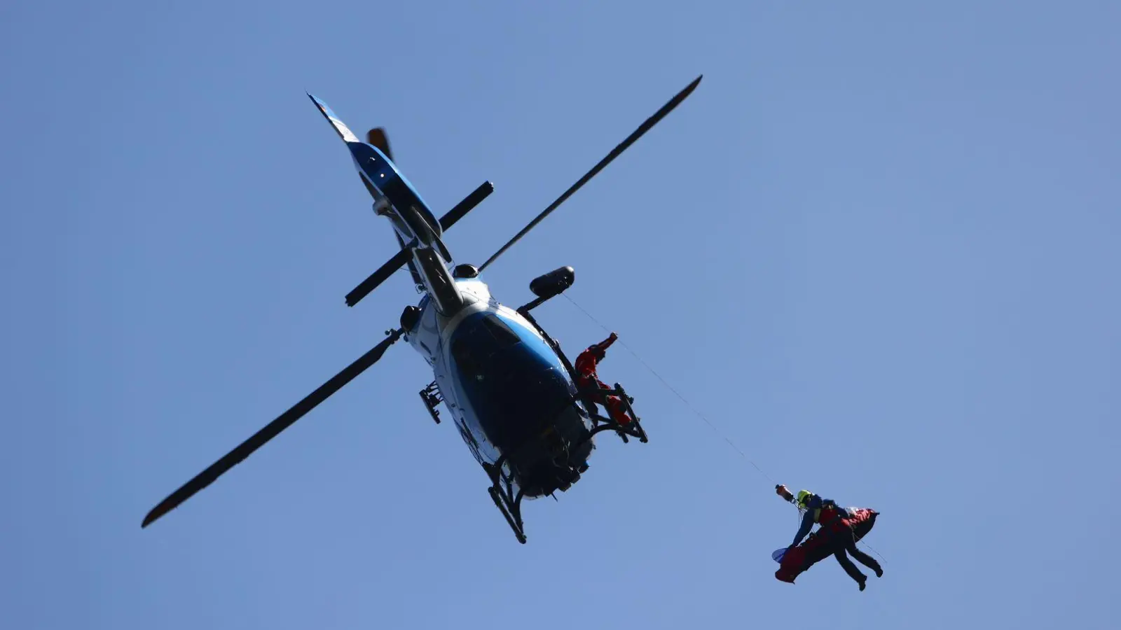 Mit einem Hubschrauber rückten die Einsatzkräfte aus. (Symbolbild) (Foto: Matthias Bein/dpa)