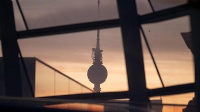 Der Berliner Fernsehturm durch die Scheiben der Reichstagskuppel. (Foto: Fabian Sommer/dpa)