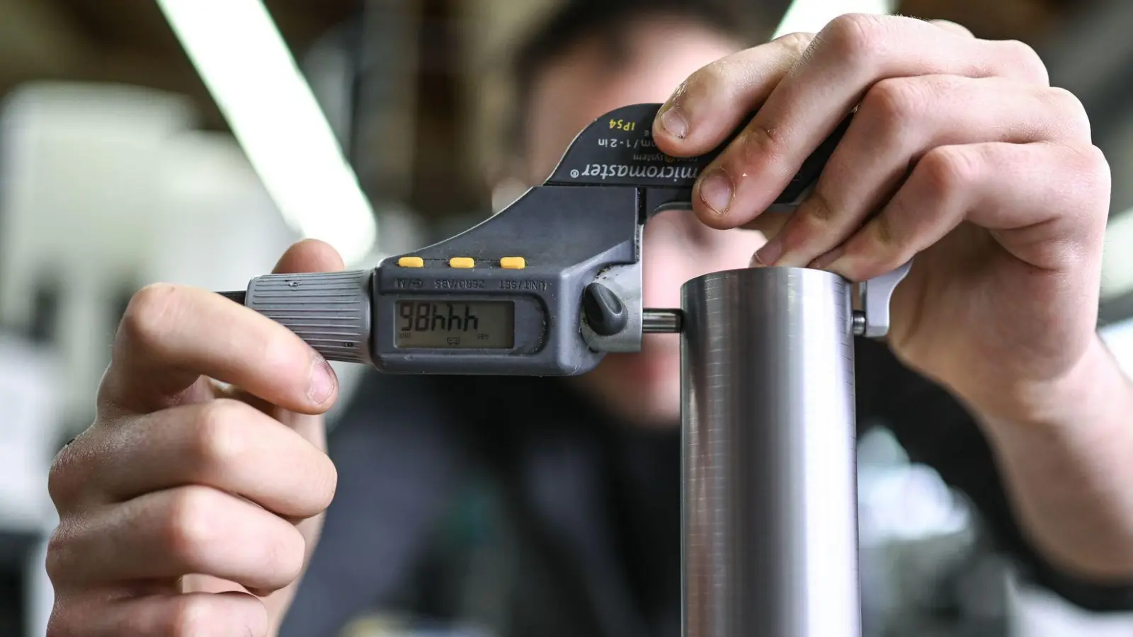 Haben Sie als Auszubildender nur geringe Einkünfte? Dann kann sich die Abgabe einer Steuererklärung trotzdem lohnen. (Foto: Felix Kästle/dpa)