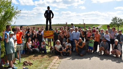 Levi Sorg verabschiedete sich auf dem Ortsschild stehend, den Blick noch zu seinem Heimatort Zirndorf hin gerichtet. (Foto: Werner Wenk)