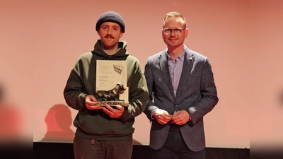 Erik Hellfeier (links) erhielt den Preis aus den Händen von Bezirkstagspräsident Peter Daniel Forster (rechts). (Foto: Jugendfilmfestival)