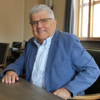 Kurt Förster auf „seinem” Bürgermeister-Stuhl im Sitzungssaal des Rathauses.  (Foto: Clarissa Kleinschrot)