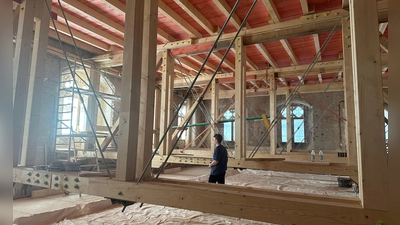 Das Historische Rathaus in Straubing ist eine Großbaustelle. Im Rathaussaal ist eine vorübergehende Zwischendecke eingezogen worden, auf der sich Bauarbeiter bewegen können. (Foto: Ute Wessels/dpa)