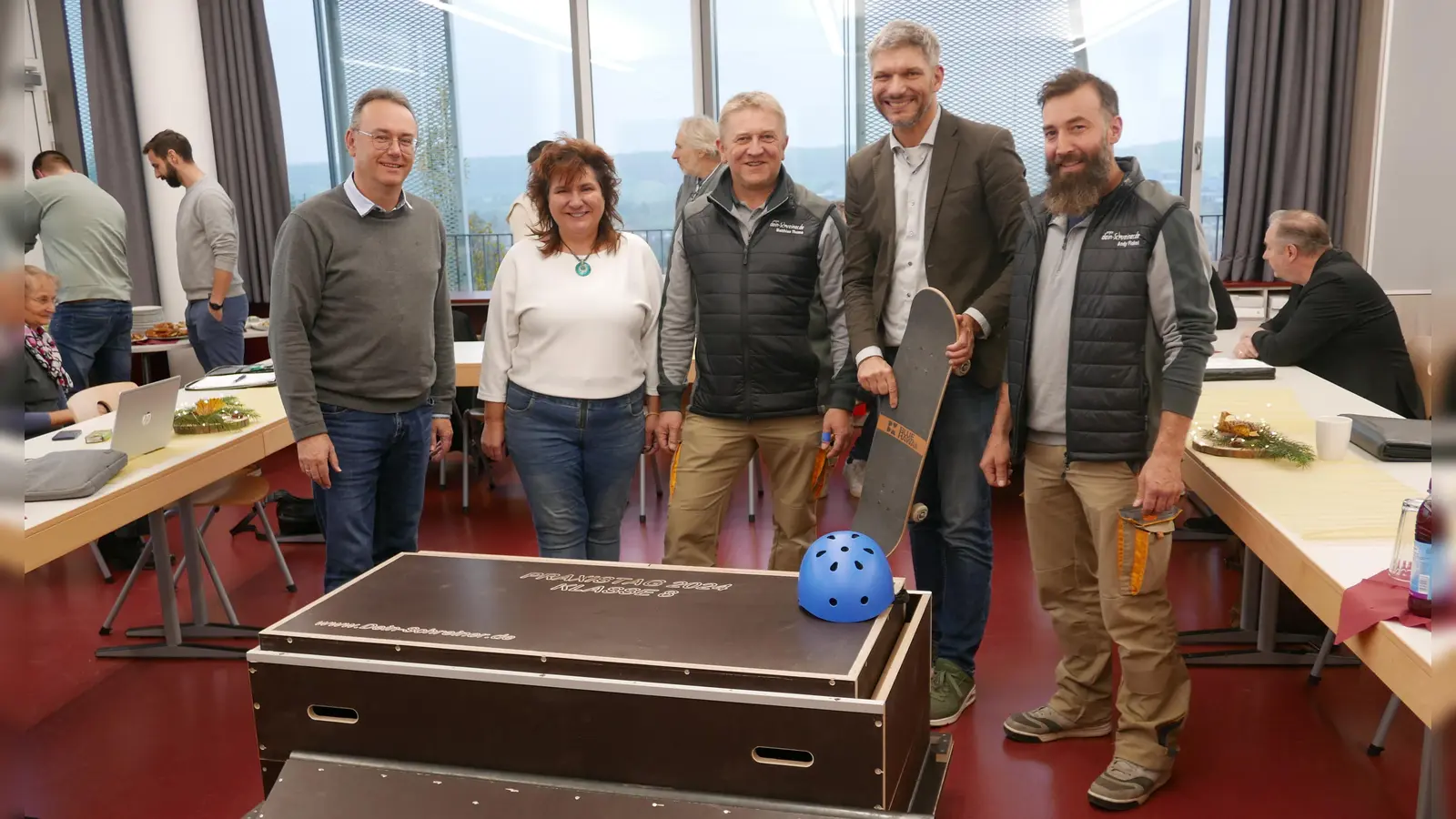 Beim Treffen der Arbeitskreise Schule &amp; Wirtschaft präsentieren sich hinter der mobilen Skaterrampe (von links): Dritter Bürgermeister Herbert Lindörfer, Berufswahlbegleiterin Marion Binder, Schreinermeister Matthias Thoma, Schulleiter Johannes Stegmann und Schreinermeister Andreas Fickel. (Foto: Roman Kocholl)