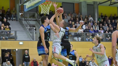 David Kurpiela (in weiß mit Ball) war mit 14 Punkten bester Ansbacher Punktesammler und beendete mit zwei Dreiern die aufholjagd der München Baskets (links Louis Stroh, hinten Yannick Laubinger). (Foto: Martin Rügner)
