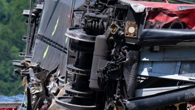 Rettungskräfte haben nach dem schweren Zugunglück einen der Waggons angehoben. Bei dem Unglück im Juni 2022 kamen fünf Menschen ums Leben. (Foto: Sven Hoppe/dpa)