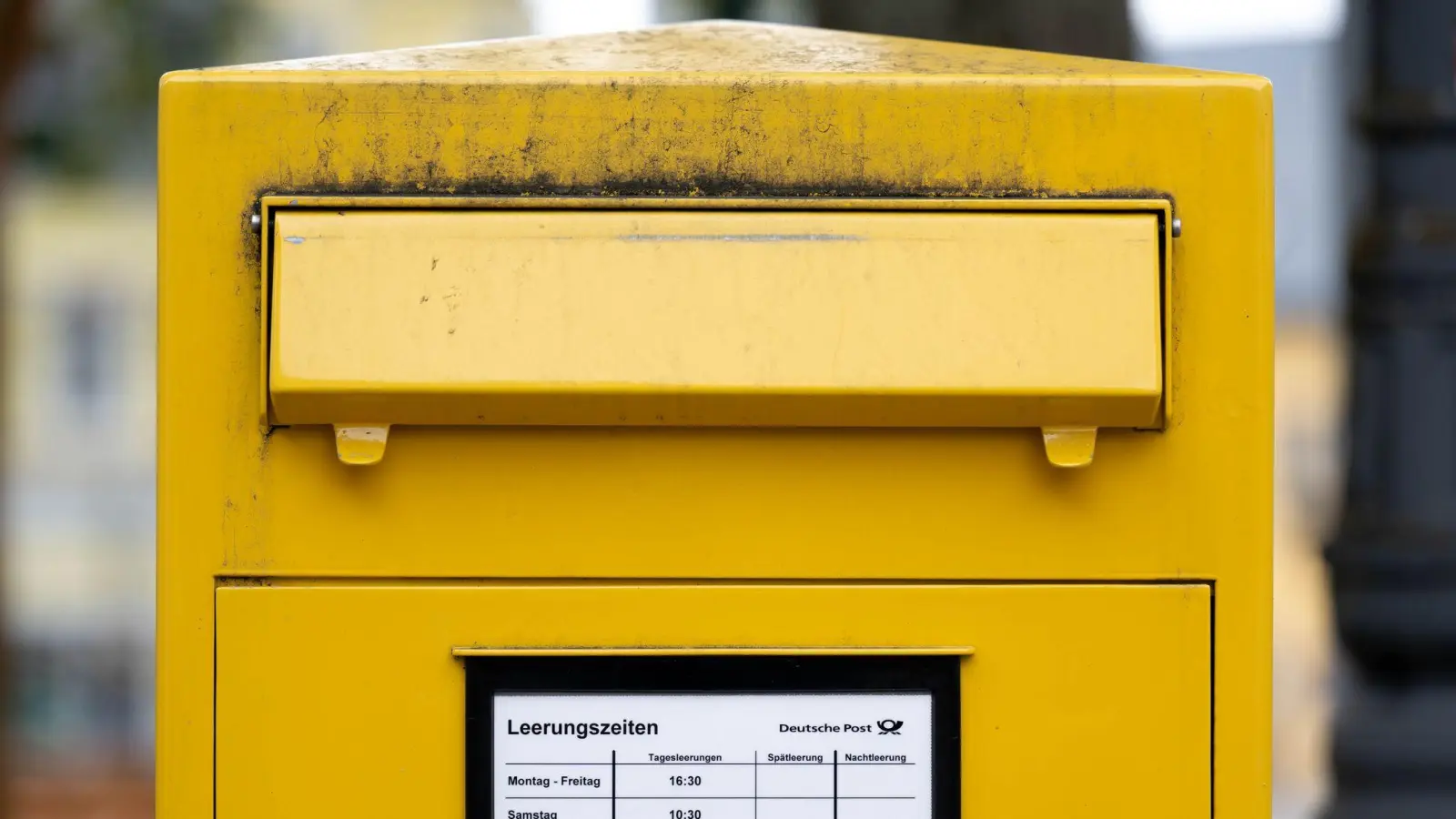 Ein Briefkasten mit viel Platz für Briefe. (Foto: Hendrik Schmidt/dpa)