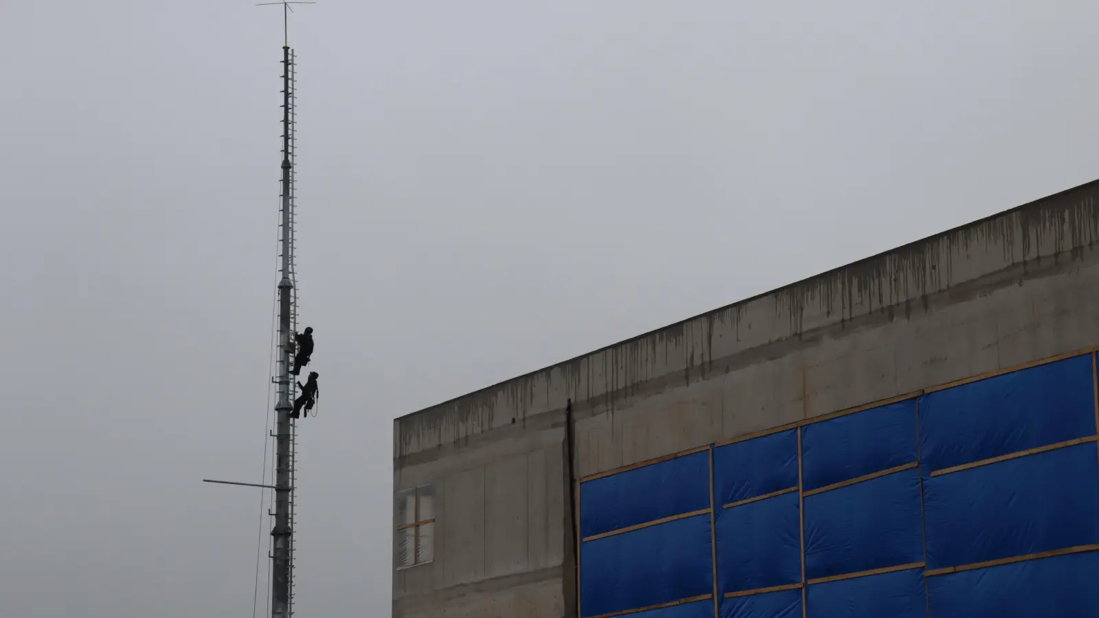 Das Gebäude der künftigen Rettungsleitstelle im Ansbacher Stadtteil Brodswinden wird seit wenigen Tagen von einem Funkmast überragt. (Foto: Thomas Schaller)