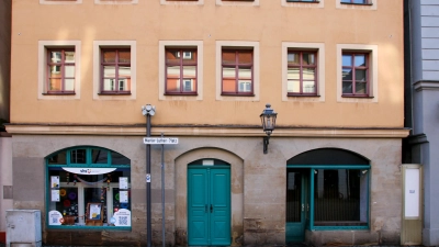 Über viele Jahre hinweg bot die Volkshochschule im Erdgeschoss des Schramm-Hauses Kurse an. Seit dem Auszug steht das Gebäude aber leer. (Foto: Stefan Neidl)