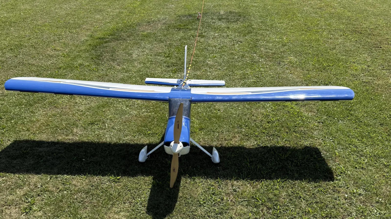 Start F-Schlepp: Ein motorgetriebenes Modell (im Bild) schleppt mit Hilfe eines langen Seiles einen reinen Segler. (Foto: Sylvia Fehlinger)