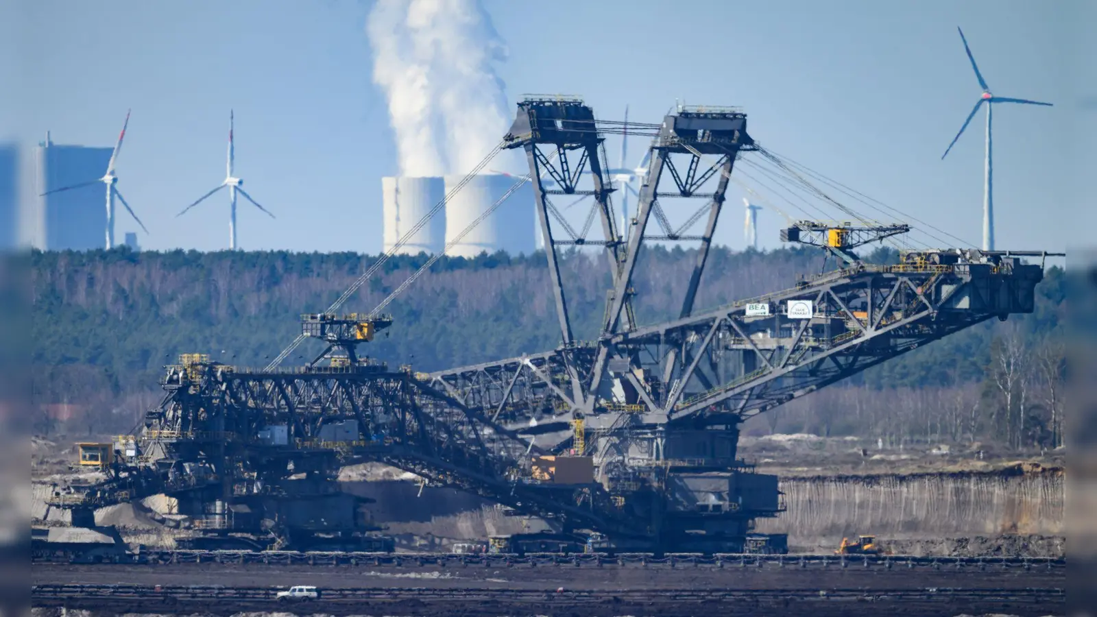 Gaskraftwerke sollen vielerorts Kohlemeiler ersetzen - auch in Ostdeutschland, wie Wirtschaftsministerin Reiche betont. (Archivbild) (Foto: Robert Michael/dpa)