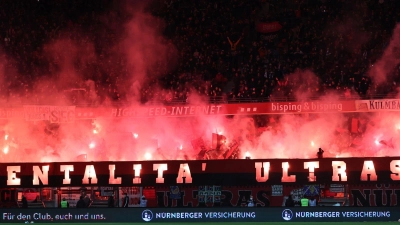 Die Polizei hat Wohnungen von Mitgliedern der Ultra-Szene in Nürnberg und Köln durchsucht. (Symbolbild)  (Foto: Daniel Karmann/dpa)