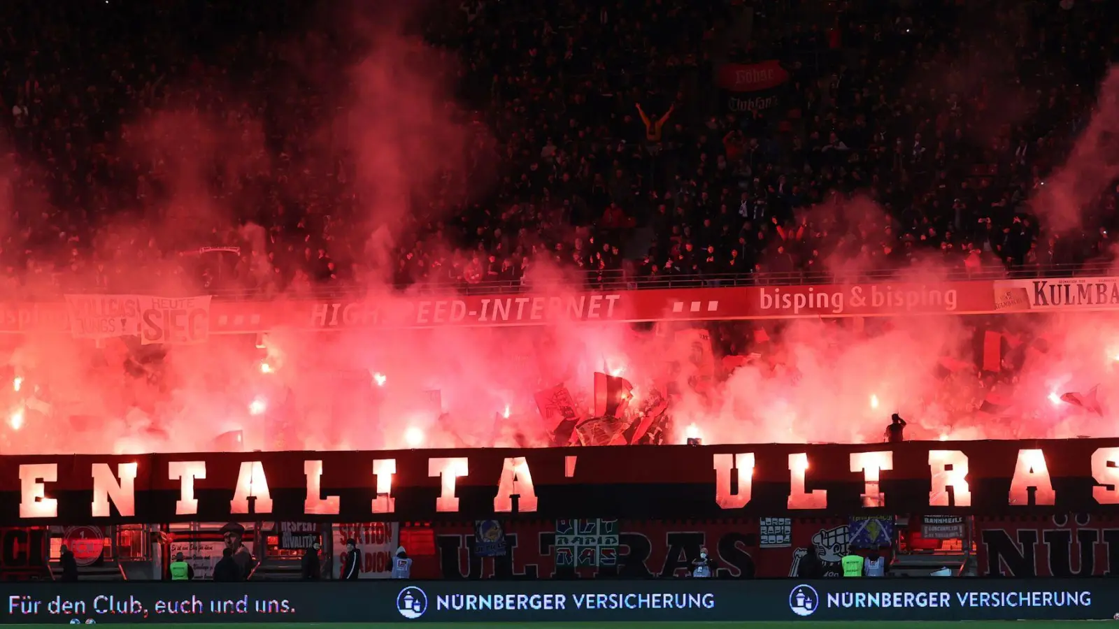 Die Polizei hat Wohnungen von Mitgliedern der Ultra-Szene in Nürnberg und Köln durchsucht. (Symbolbild)  (Foto: Daniel Karmann/dpa)