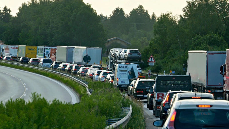 Stillstand auf der A 8 in Bayern: Bei hohem Verkehrsaufkommen steigt das Risiko von Staus. (Foto: Uwe Lein/dpa)