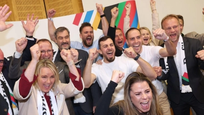 Die Befürworter bejubeln das Ja der Münchner Bürger für eine Olympia-Bewerbung. (Foto: Karl-Josef Hildenbrand/dpa)