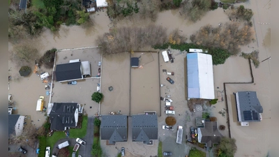Tagelange Regenfälle hatten heftige Überschwemmungen im Bundesstaat Washington an der US-Westküste ausgelöst. (Foto: Stephen Brashear/AP/dpa)
