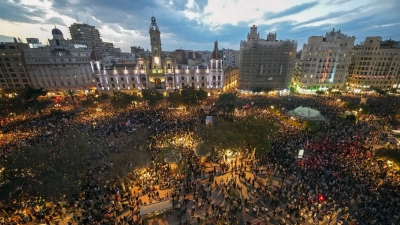 Tausende Demonstranten versammeln sich in Valencia zu einer von sozialen und zivilgesellschaftlichen Gruppen organisierten Demonstration, um den Umgang mit den jüngsten Überschwemmungen anzuprangern. (Foto: Emilio Morenatti/AP/dpa)