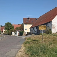 Die Ortsdurchfahrt Weimersheim wird erneuert und das Ortsschild vor das erste Grundstück versetzt. (Foto: Alexander Rausch)